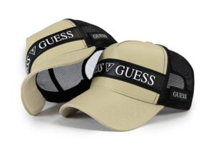 Gorro Guess de hombre de cuerina con bordado y rejilla, autorregulable para más comodidad.