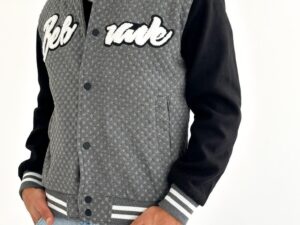 Chaqueta BEBWIVE de tela, super comoda y con un diseño bordado espectacular en el frente como en los brazos manteniendo un estilo y calidad increíble.