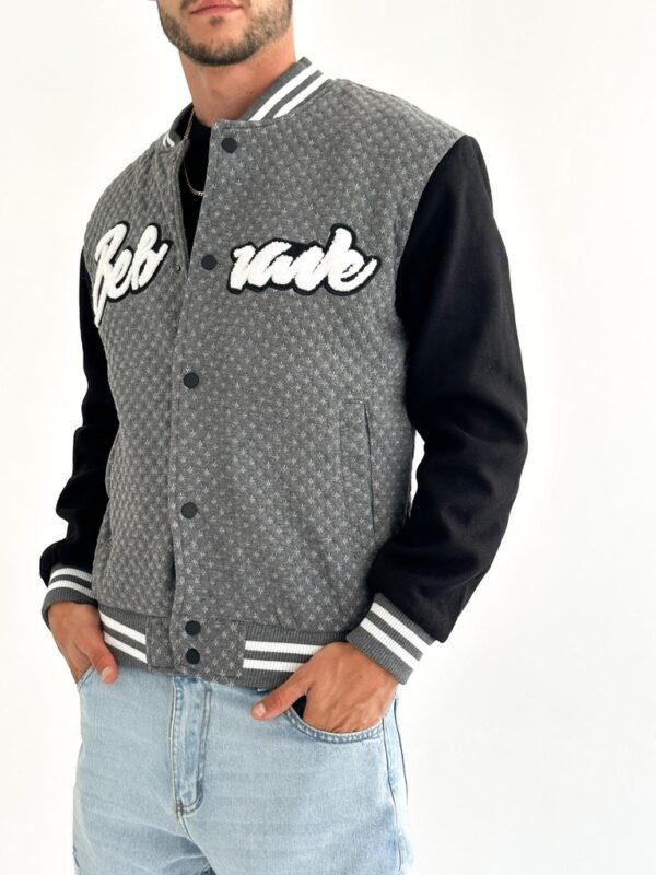 Chaqueta BEBWIVE de tela, super comoda y con un diseño bordado espectacular en el frente como en los brazos manteniendo un estilo y calidad increíble.