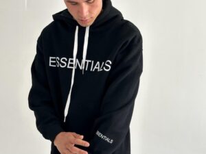 Canguro ESSENTIALS con capucha y bolsillo, de felpa y con un estampado tanto en el frente como un detalle en el brazo.