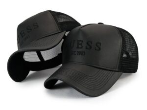 Gorro GUESS con rejilla y autorregulable para mayor comodidad. En dos colores y bordado con una excelente calidad.