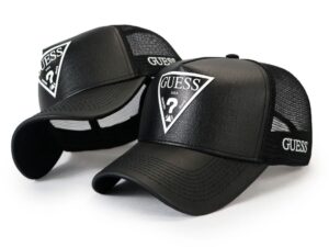 Gorro GUESS negro con bordado blanco, con rejilla, bordado a los lados, autorregulable para mayor comodidad.
