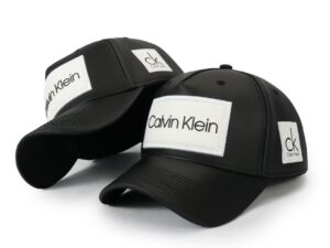 Gorro Calvin Klein de cuerina, autorregulable y con logo bordado al frente y a los lados.