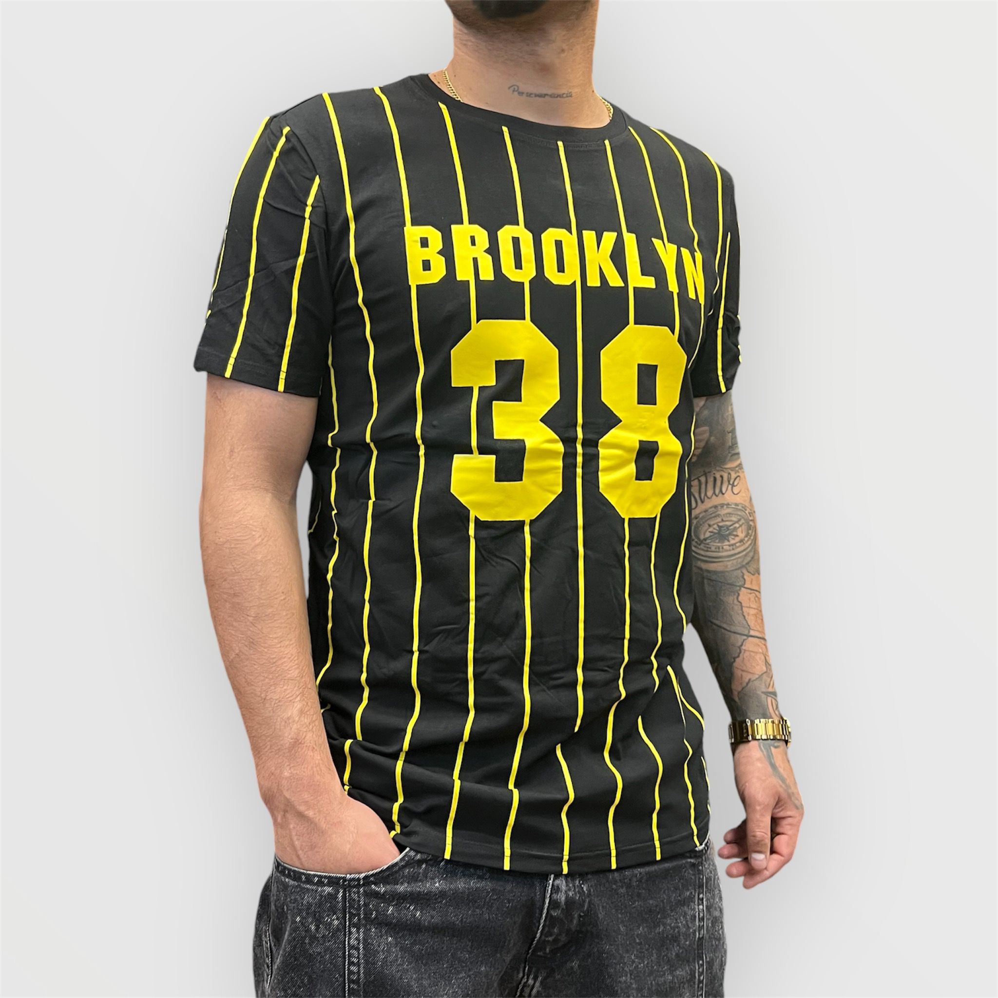 Remera Brooklyn N/Amarillo