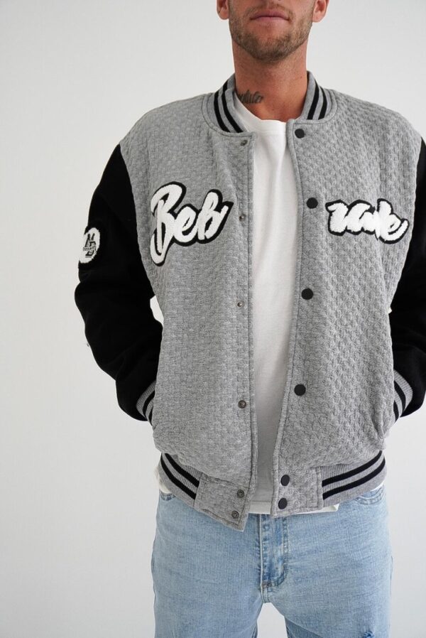 Chaqueta BEBWIVE de tela, super comoda y con un diseño bordado espectacular en el frente como en los brazos manteniendo un estilo y calidad increíble.