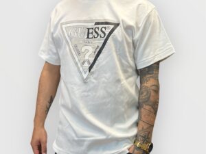 Remera Guess blanca con detalles gris y negro para hombre, elegante y moderna.