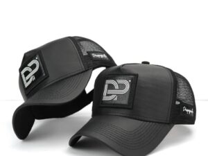 Gorro DP, fabricado por nosotros, con rejilla y autorregulable para mayor comodidad. Diseño bordado por encima de la cuerina.