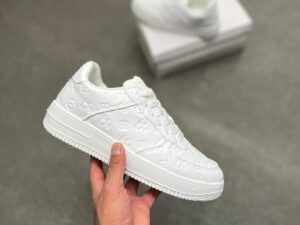 Calzado Louis Vuitton con un diseño súper estético y bordado. En diferentes colores
