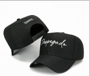 Gorro despegado, fabricado por nosotros, es autorregulable para mayor comodidad. Diseño bordado.