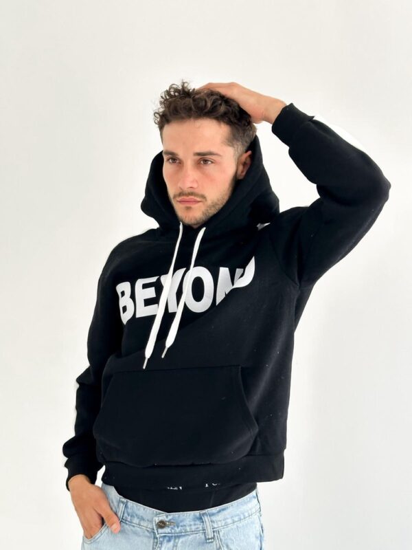 Cangro BEYOND oversize de felpa, con capucha y bolsillo. Super cómodo y de gran estilo, en diferentes colores para poder combinarlo con tus outfit.