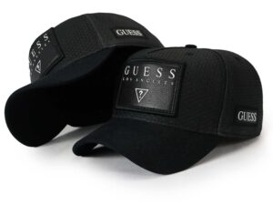 Gorro Guess bordado con varios detalles, en diferentes colores. Autorregulable para mayor comodidad.