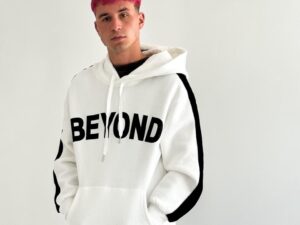 Cangro BEYOND oversize de felpa, con capucha y bolsillo. Super cómodo y de gran estilo, en diferentes colores para poder combinarlo con tus outfit.