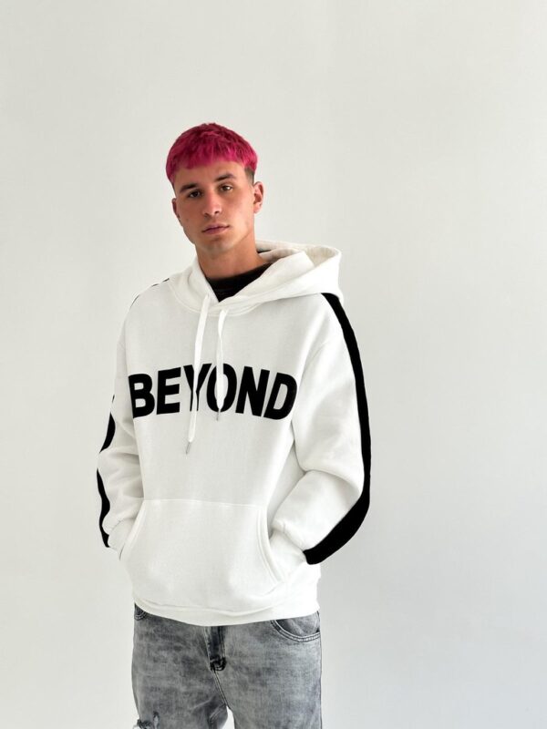 Cangro BEYOND oversize de felpa, con capucha y bolsillo. Super cómodo y de gran estilo, en diferentes colores para poder combinarlo con tus outfit.