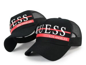 Gorro GUESS estampado con decoración de línea roja, con rejilla y es autorregulable para mayor comodidad,