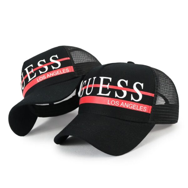 Gorro GUESS estampado con decoración de línea roja, con rejilla y es autorregulable para mayor comodidad,